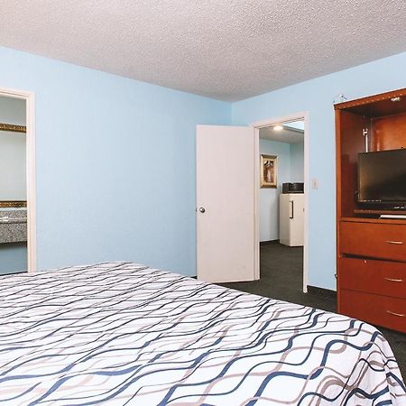 Sky-Palace Inn & Suites Wichita East Экстерьер фото
