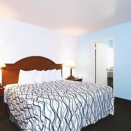 Sky-Palace Inn & Suites Wichita East Экстерьер фото