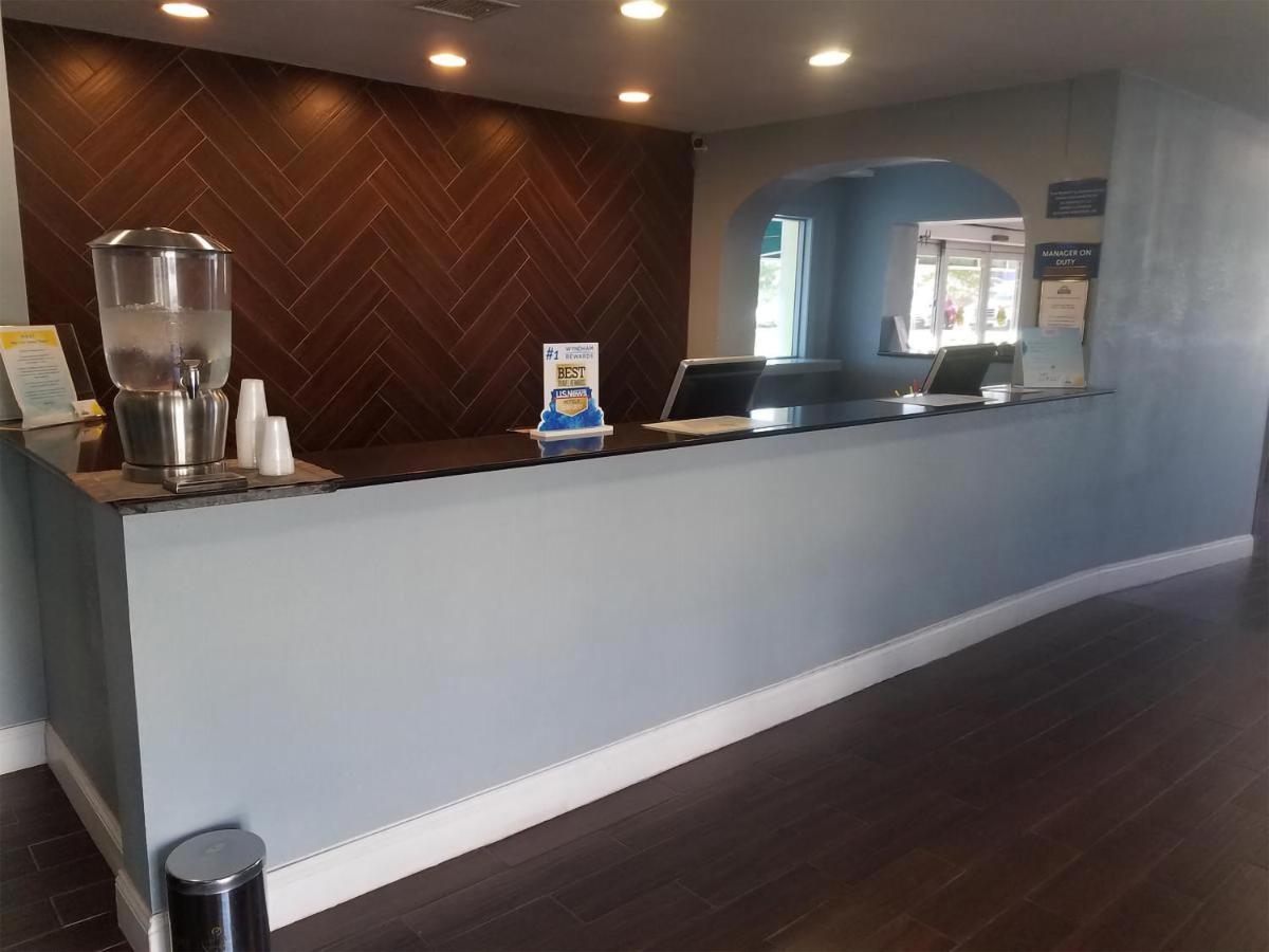 Sky-Palace Inn & Suites Wichita East Экстерьер фото
