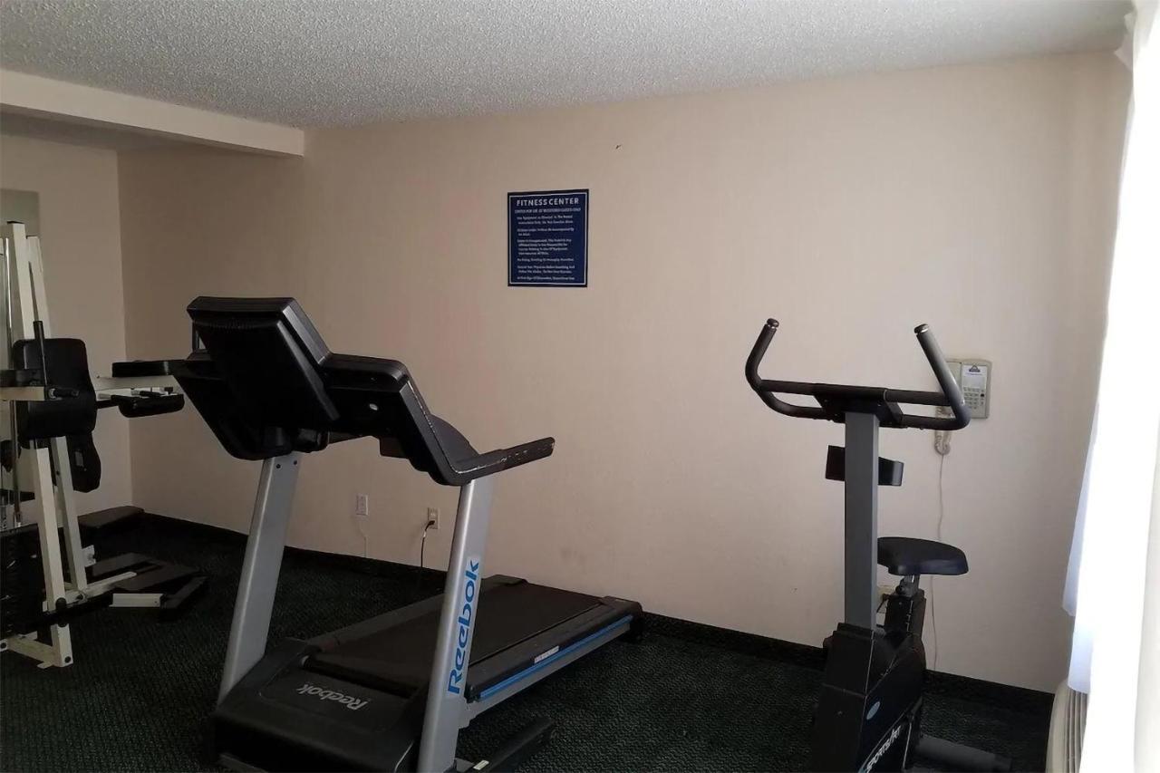 Sky-Palace Inn & Suites Wichita East Экстерьер фото