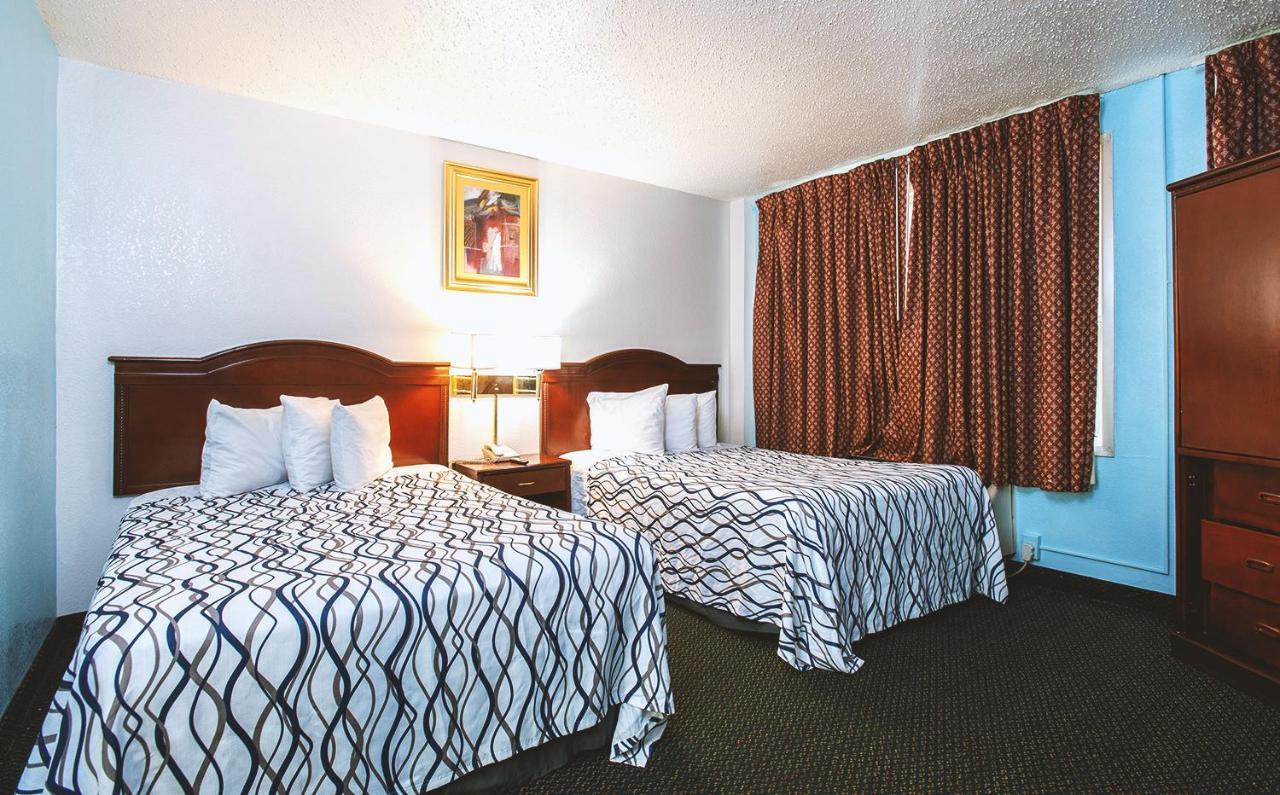Sky-Palace Inn & Suites Wichita East Экстерьер фото