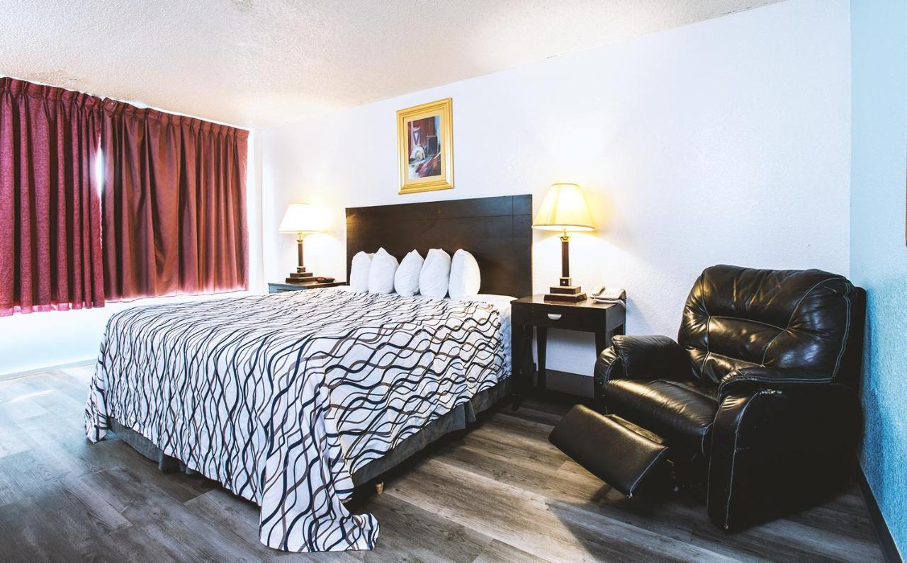 Sky-Palace Inn & Suites Wichita East Экстерьер фото