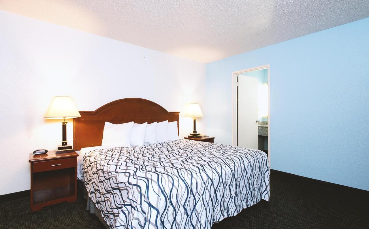 Sky-Palace Inn & Suites Wichita East Экстерьер фото